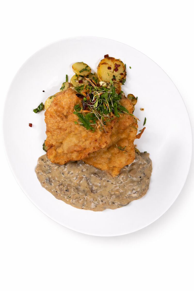 Schnitzel in Waldpilzrahm mit buntem Beilagensalat und Bratkartoffeln 