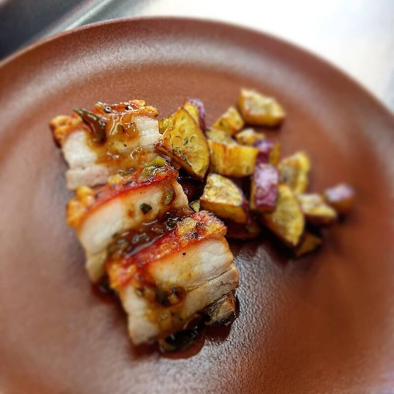 Pork Belly y Boniato a las Finas Hierbas