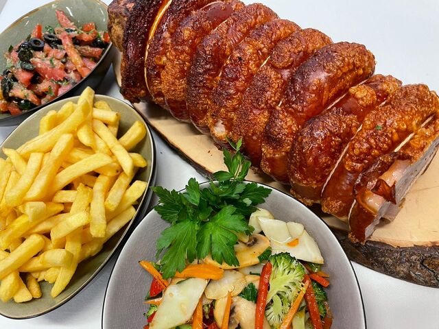 Spanferkel- Rollbraten mit Gemüse und Pommes 