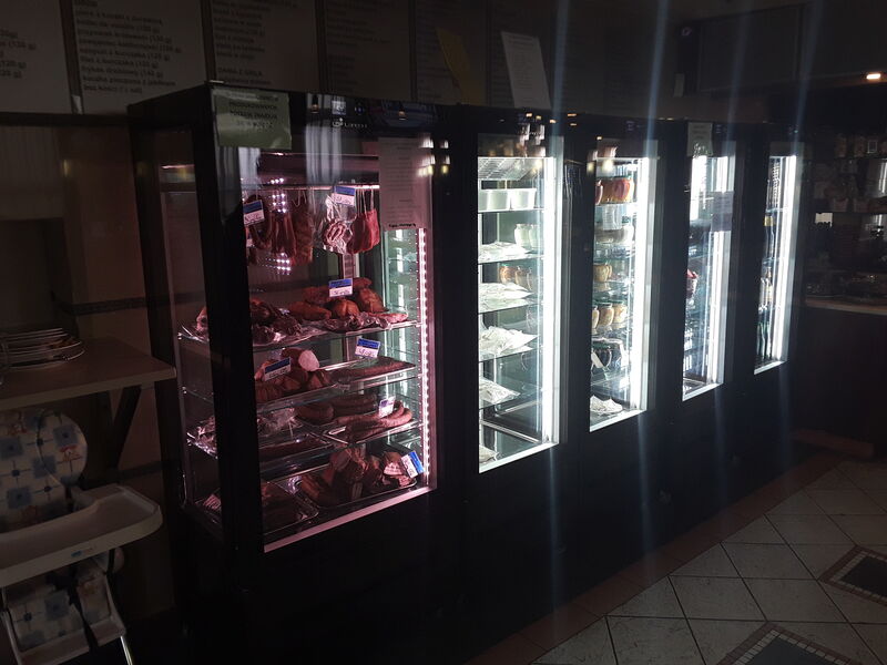 Naszą specjalnością są: wyroby garmażeryjne, swojski chleb na naturalnym zakwasie, dżemy oraz naturalne soki. 