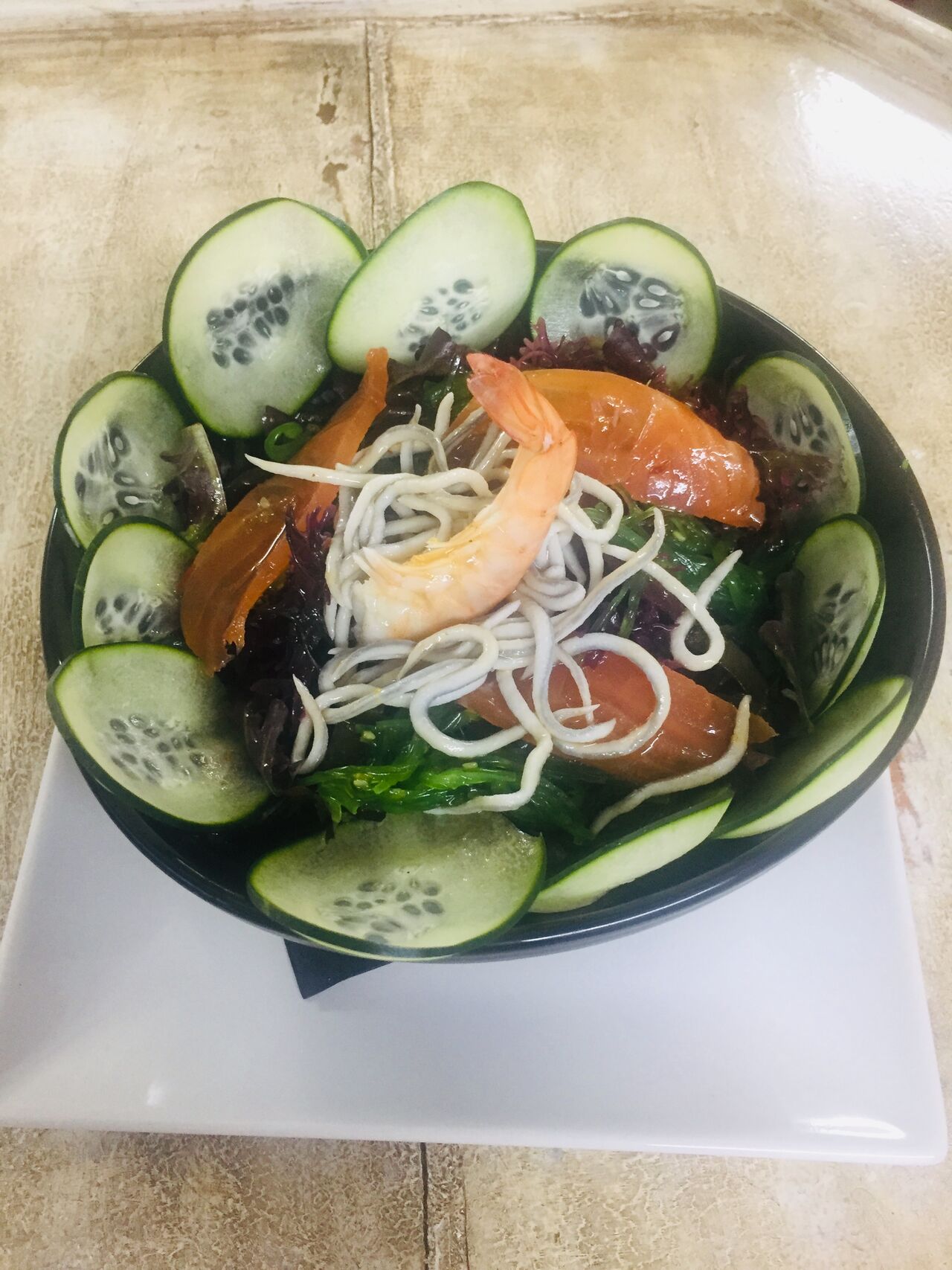 Ensalada de Algas con salmón y gulas