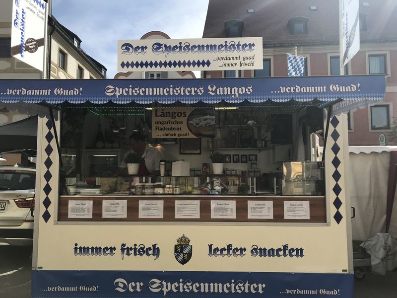 Verkaufswagen, der Speisenmeister
wir produzieren frisch vor unsere Kunden in unserem Foodtrailer
Rahmfleckerl, Langos, Burger,