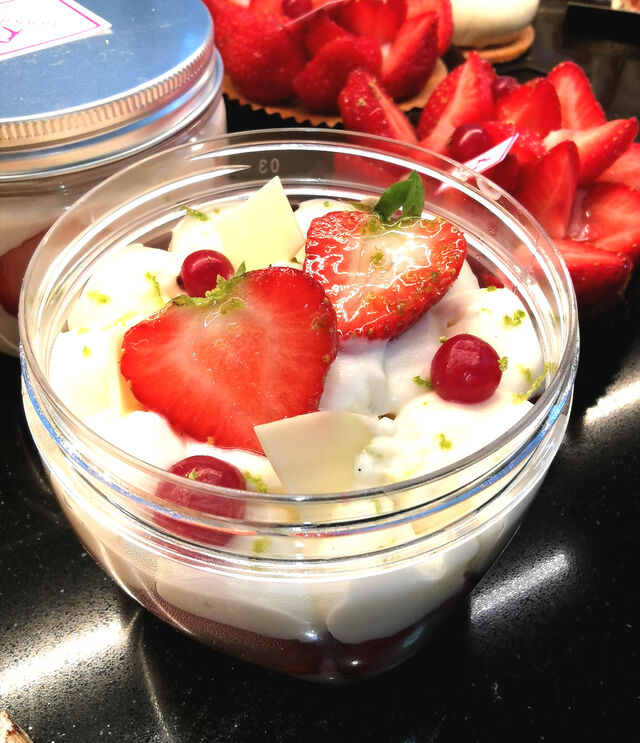 Verrine Fraisier :
Crème diplomate vanille, fraises fraiches, zeste de citron vert.