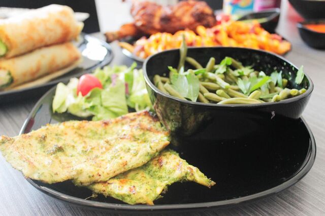 Escalope braisée accompagnée d’haricots verts 