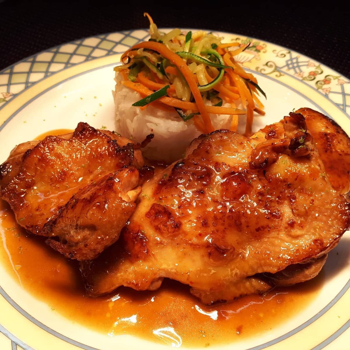 Poulet mariné sauce Teriyaki, riz basmati et ses légumes croquants et jus saveur d'Asie