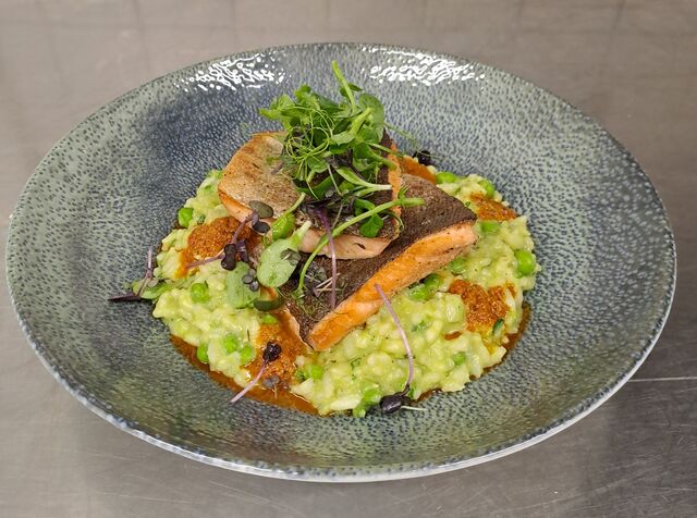 Gebratenes Lachsforellenfilet mit Erbsen-Thymianrisotto und Tomatenpesto