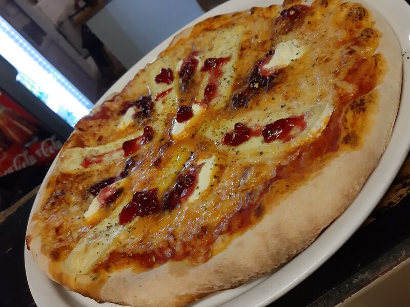 Pizza Formaggio e Dolce
Camembert, Frischkäse und Preiselbeeren