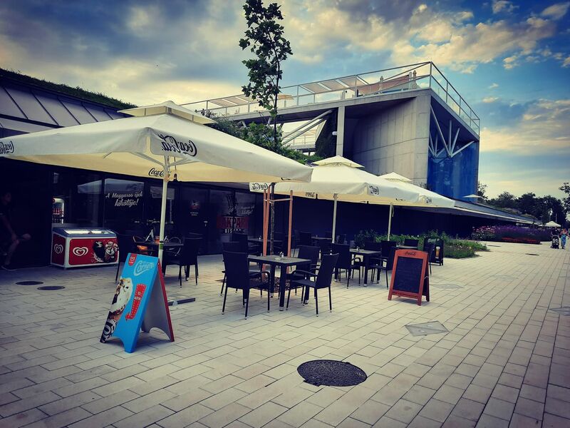 Amíg a jó idő tart...a külső terasz is nyitva áll. 