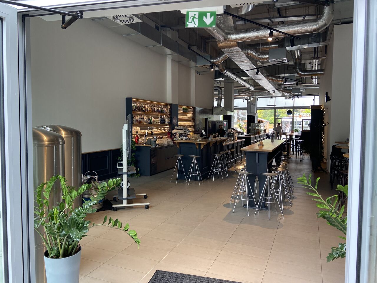 Pohled do přední části pivnice s pivními tanky