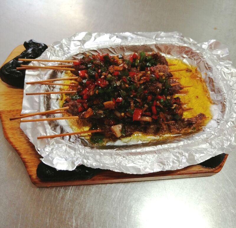 Grillowana wolowina na gorocym polmisku, ktora trzeba zamowic przed przyjsciem do restauracji, poniewaz nie mamy jej w menu