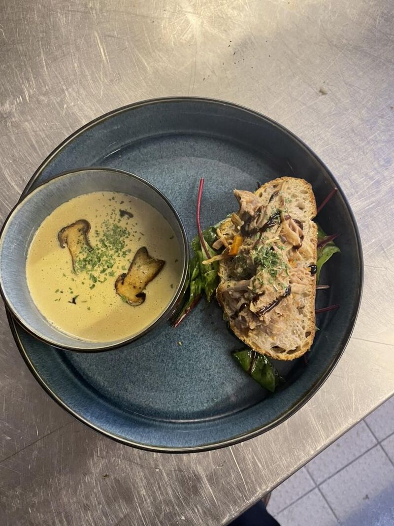 Velouté de cèpes, effiloché de porc et jus de viande réduit.