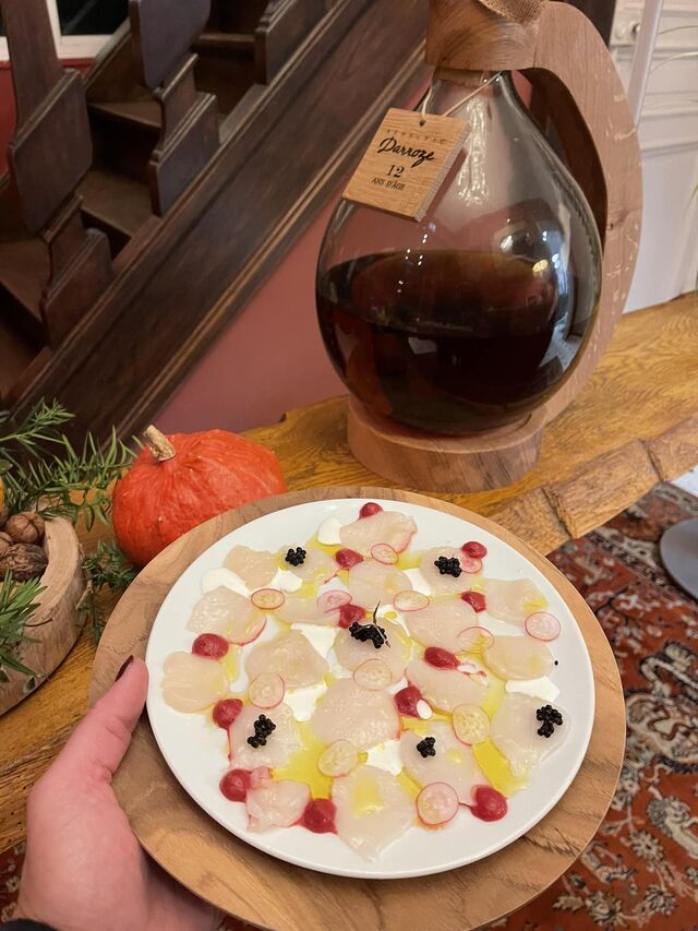 carpaccio de st Jacques Crème de buratta / Crème de betterave / Œufs de hareng /Shizo