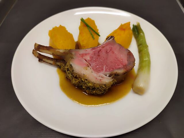 Carré d'agneau en croûte de fines herbes accompagné de purée de courge butternut et cive poêlée au beurre 