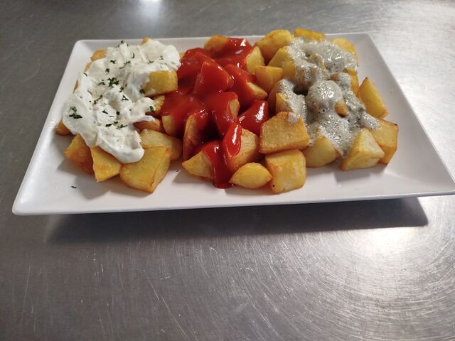 Patatas Tres Salsas 
