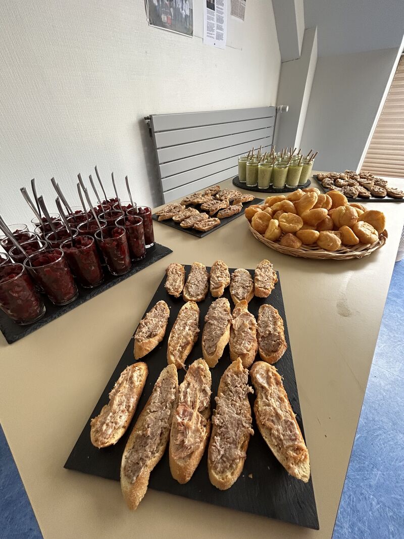 Buffet salé, tartare de betterave au balsamique, velouté de courgette au pesto, gougères aux fromages, toast de pâté/rillettes