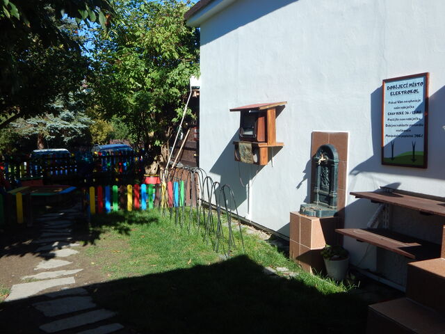 Sezónní zahrádka s obsluhou - Dobíjecí zóna pro elektrokola.