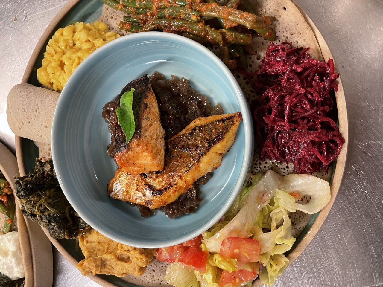 
Notre plat généreux YE ASA BEYAYNETU est un hymne au partage culinaire. Un poisson du moment avec légumes frais Éthiopie 2021