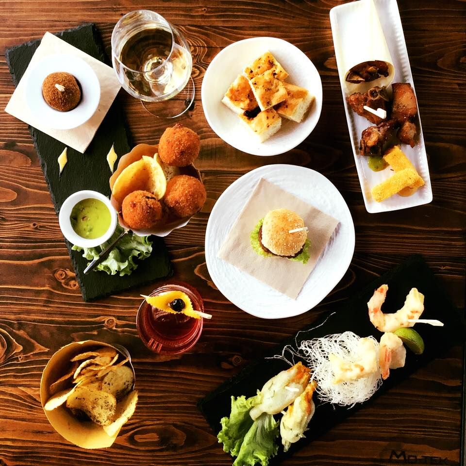 Aperitivo informale con cicchetti e tapas