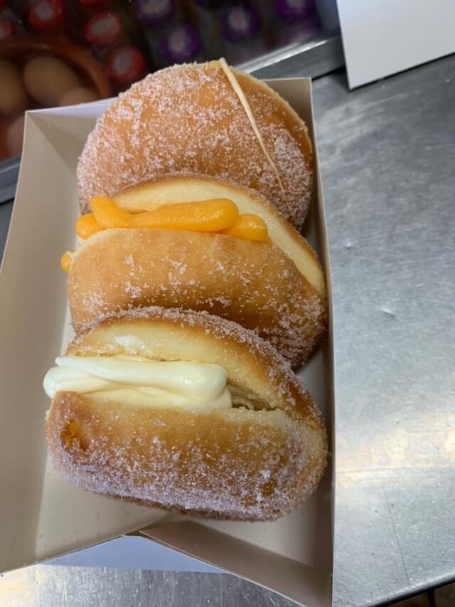 Bolas de Berlim de Doce de Ovos, Kinder Bueno e Chocolate Branco