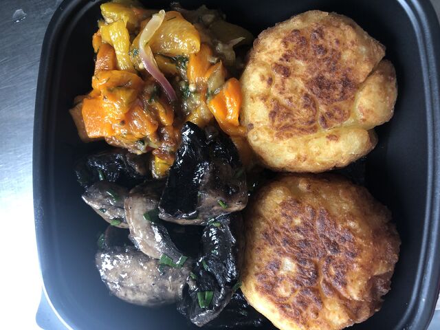 beignets de pomme des terre farcie à la viande accompagnés de légumes et champignons