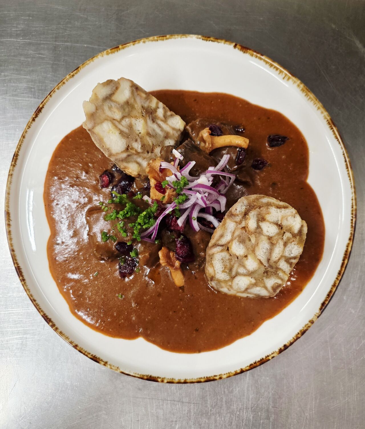 Guláš z bizona, perníkový knedlík