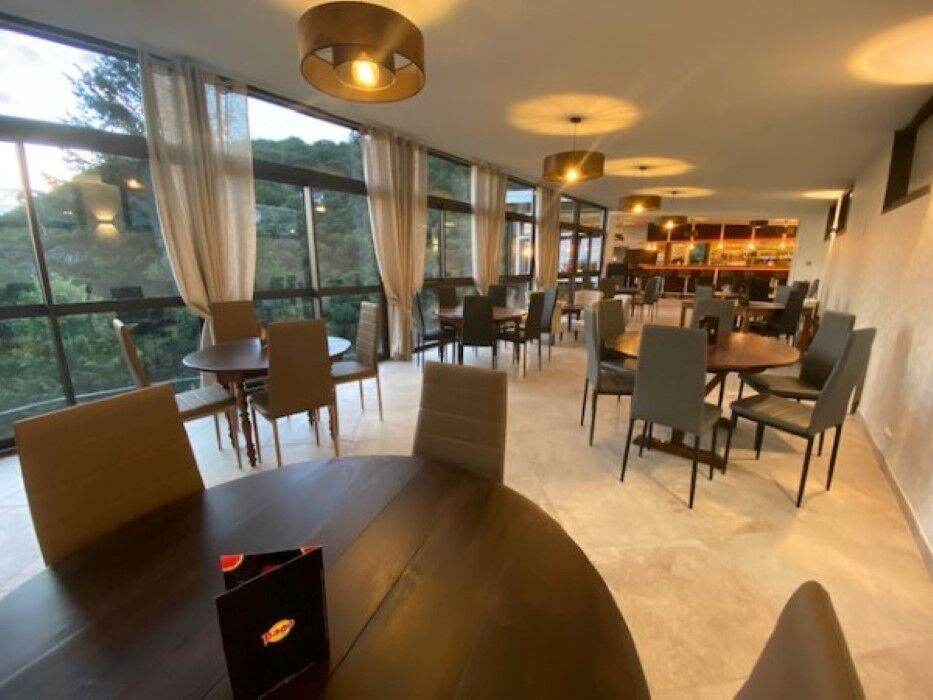 La salle de restaurant donnant sur la vallée 