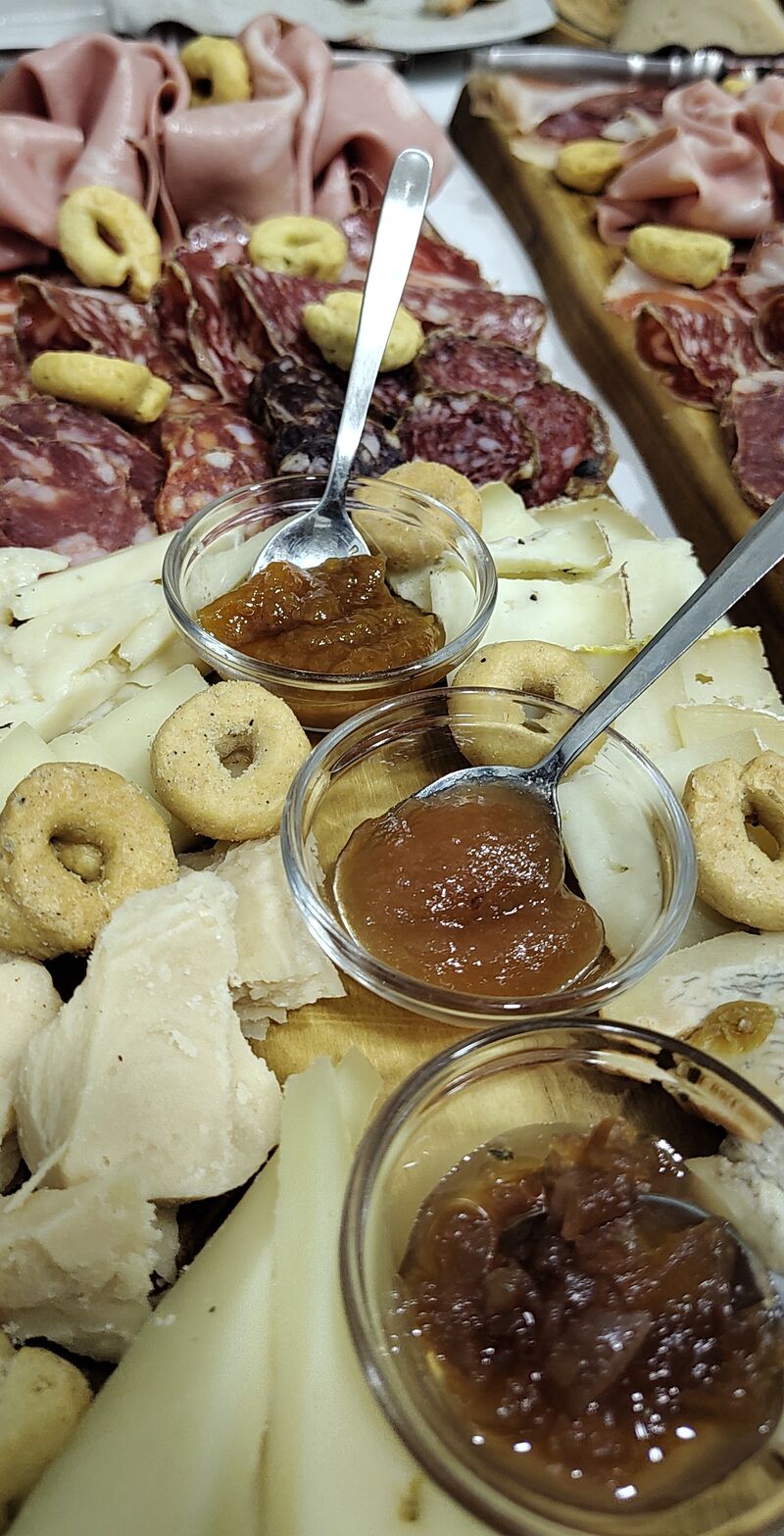 Salumi, formaggi e confetture
