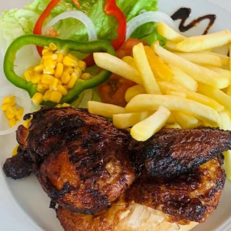 1/2 DE POLLO CON PATATAS FRITAS Y ENSALADA
