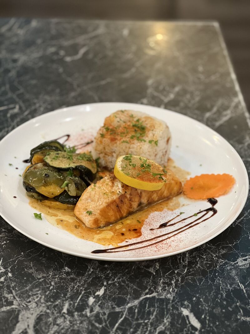 Lachs mit Gemüse und Reis 