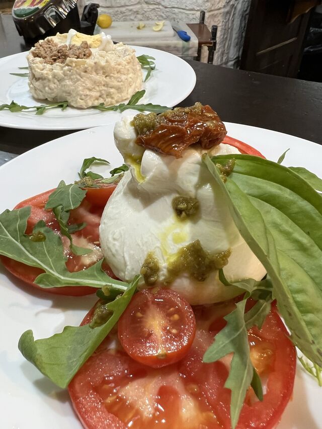 Ensalada Capresa con Burrata o la típica ensaladilla Rusa 