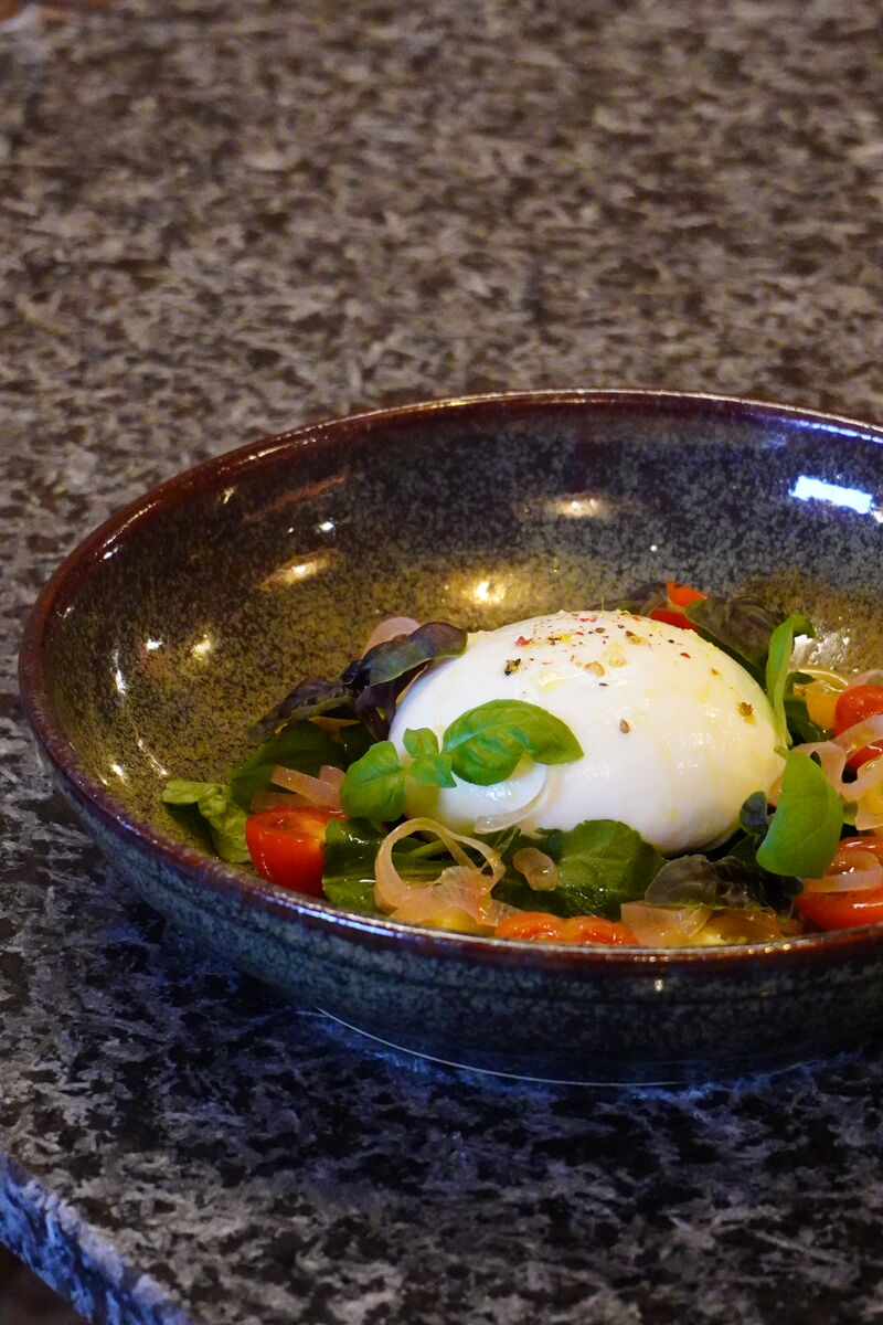 Burrata, Tomate Cherry, Azeitonas Trufadas, Agrião