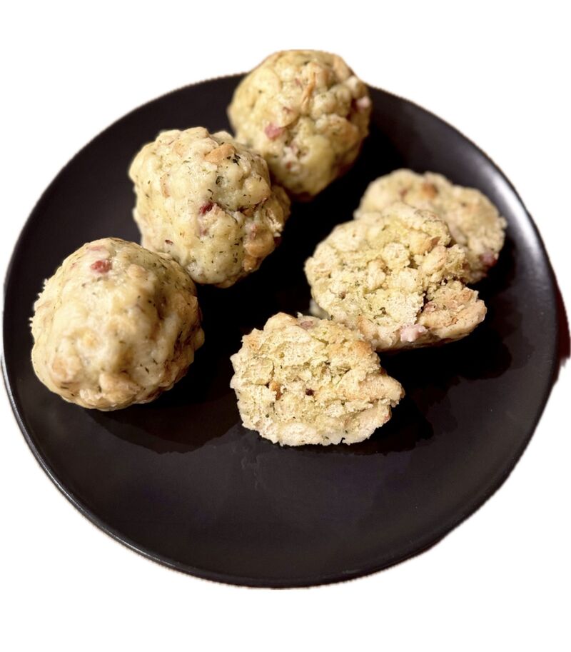 Bramborový knedlík s houskou, petrželkou a uzeným masem / 500g / 88,-Kč