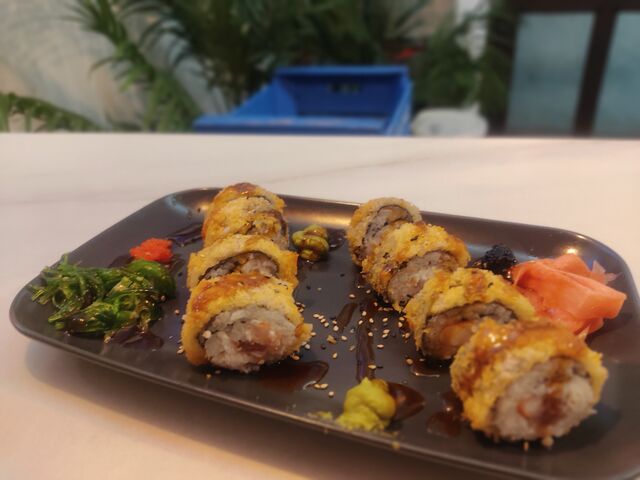 Tuna roll (maki rebozado con panko relleno de atún, langostinos y queso crema)
