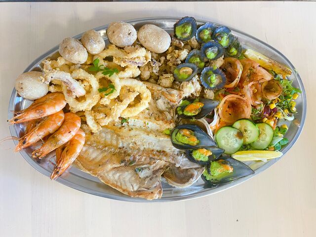 Parrillada de pescados y mariscos, combinación de plancha y fritos con pescado, calamares, mejillones, langostinos, y chopitos.