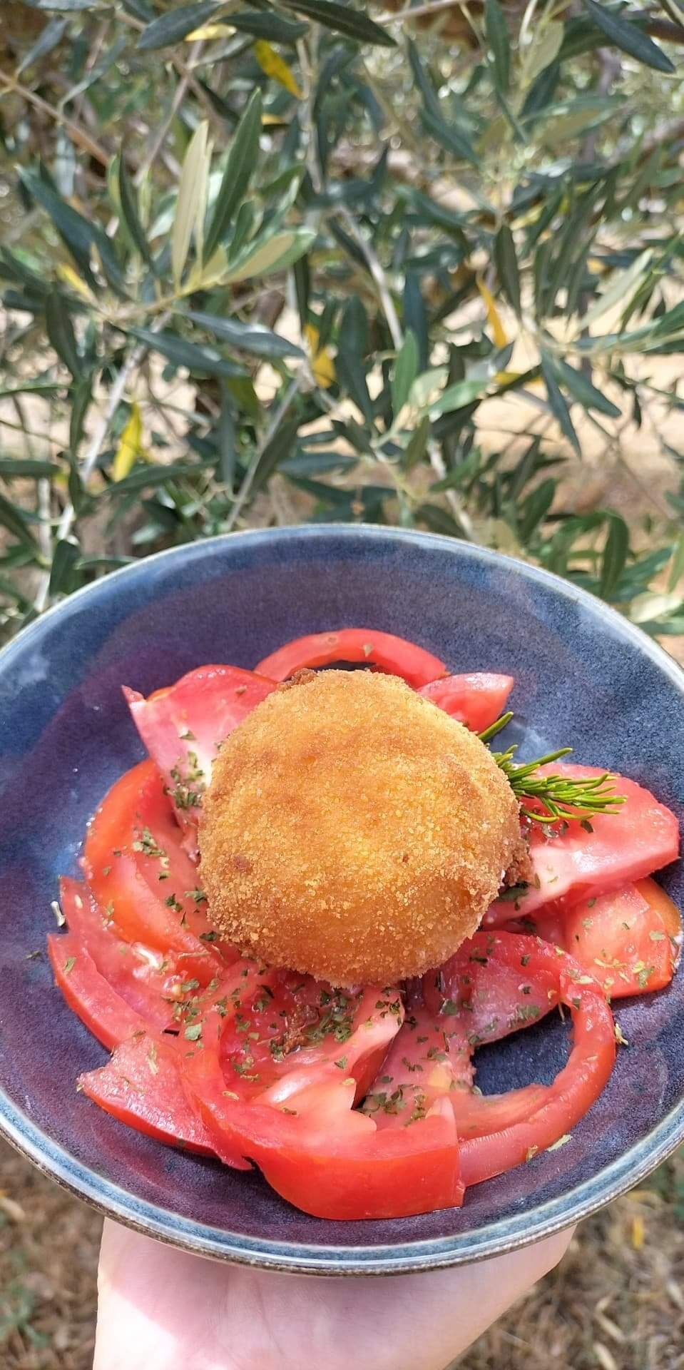 La burrata. La burrata panée et frite est servie avec des tomates anciennes et une huile d olive de la région.
