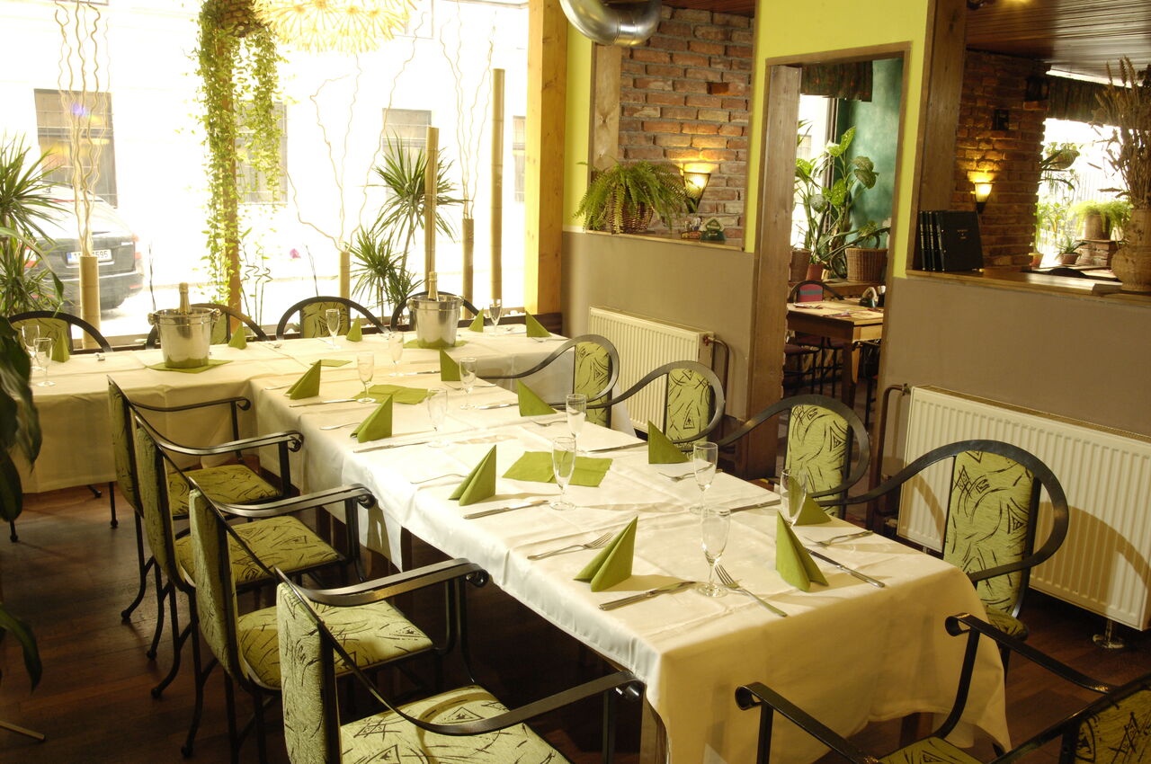 Salónek připravený na rodinnou oslavu.