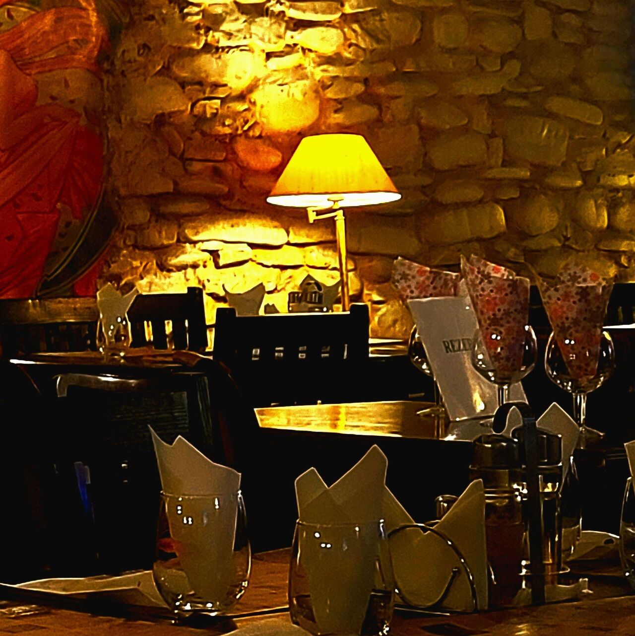 Hai la masă, la Art Pub!