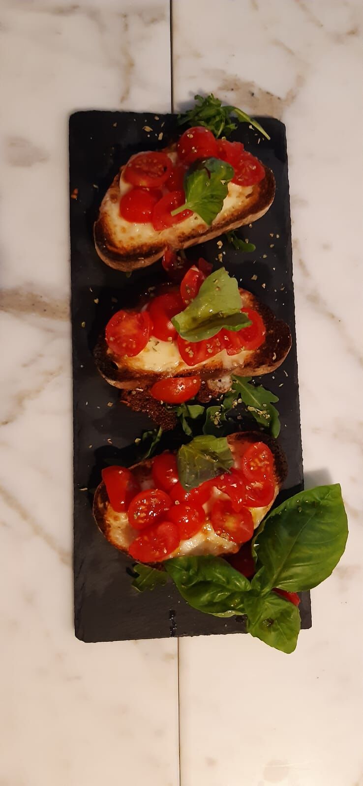 La Bruschetta Italiana..piena di profumo mediterraneo 