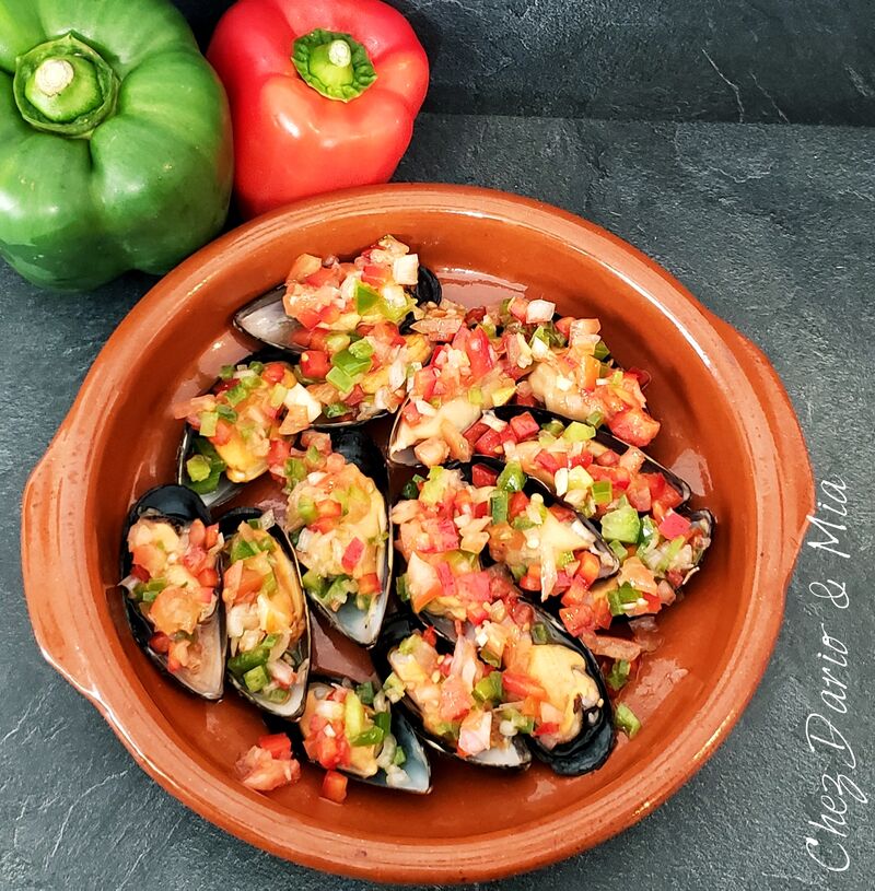 Mejillones aux poivrons, tomate, oignons, sauce vinaigrée 