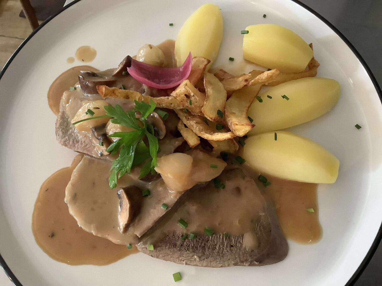 Langue de bœuf, sauce madère 