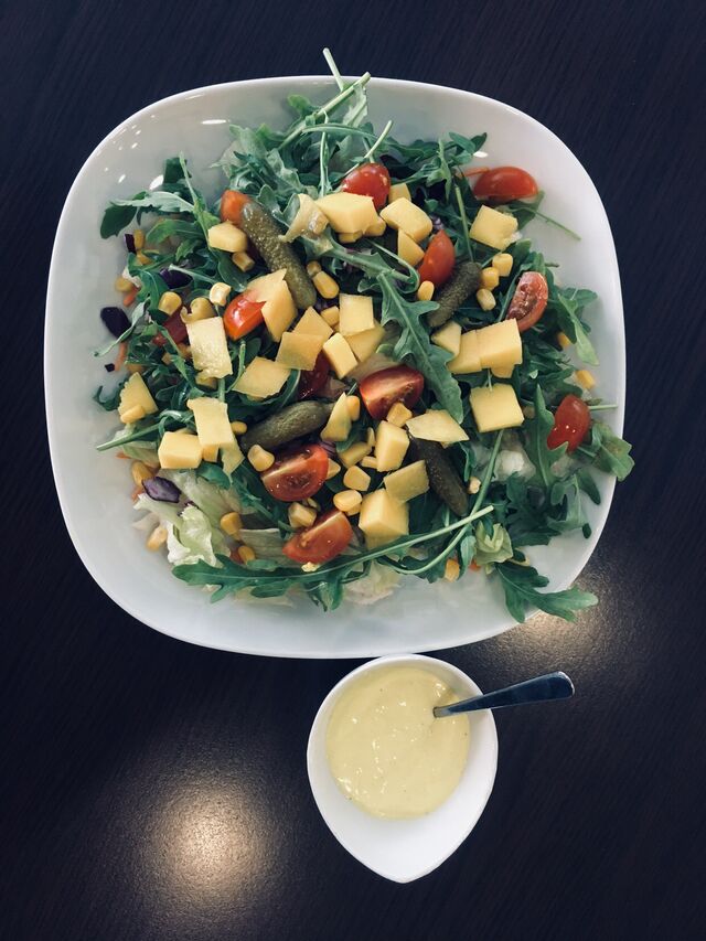 Ensalada de mezclum y rucula con mango y vinagreta de mango