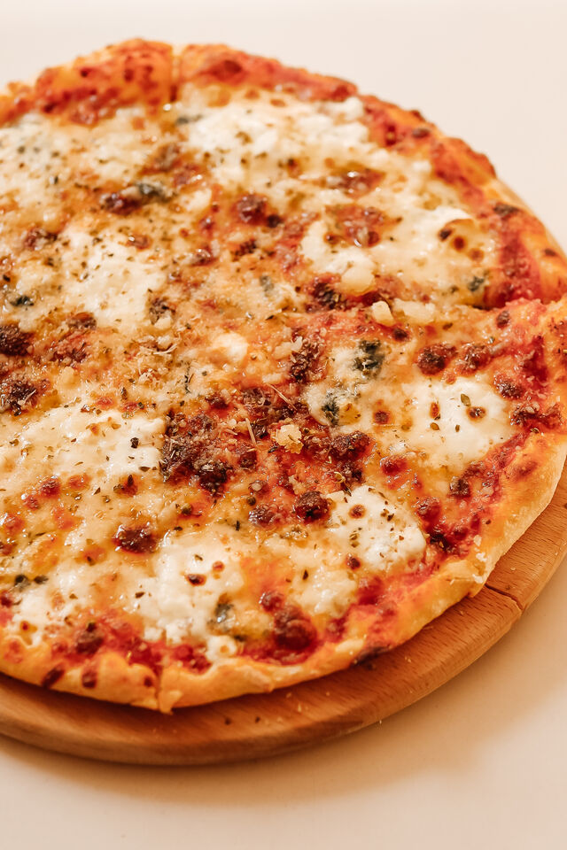 4 сира - соус з томатів пелаті, моцарела, горгонзола, маскарпоне, грана падана, орегано