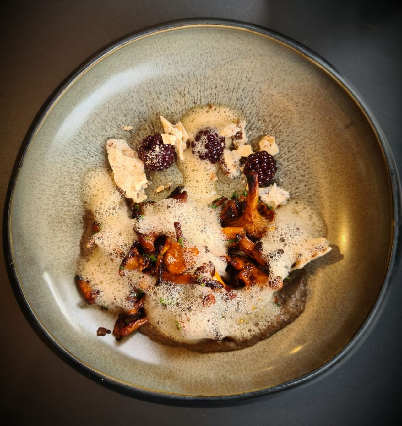 -CHAMPIGNON
Crémeux de champignons, mûres au vinaigre, crumble noisette