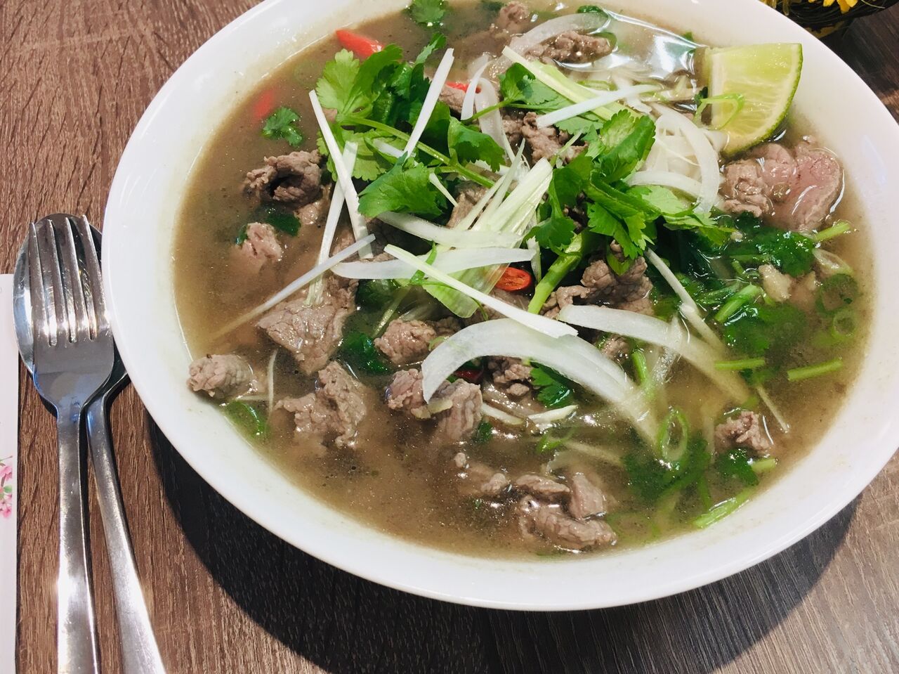 Pho Bo Tai Hanoi
Das vietnamesischen traditionelle Reisnudeln Suppe aus Reisbandnudeln, zarte Rindfleisch, frischen Asiatische 