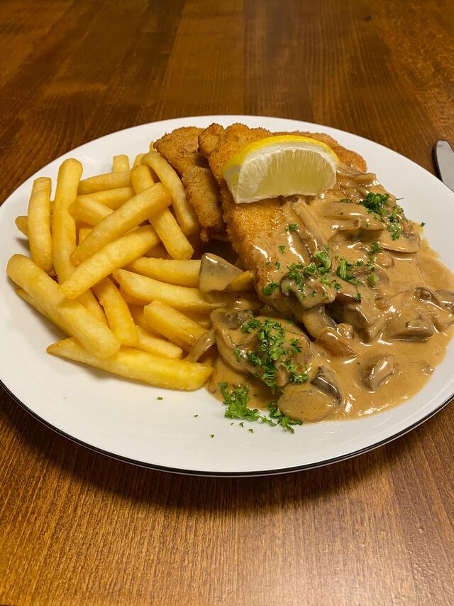 Schnitzel Wiener Art
Champignonsauce/ Pommes/ Beilagensalat
