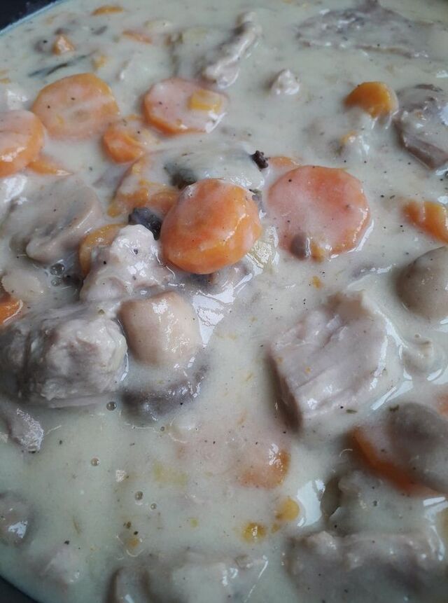 BLANQUETTE DE VEAU + RIZ 14€ la part veau, carottes, champignons, crème, celeri...