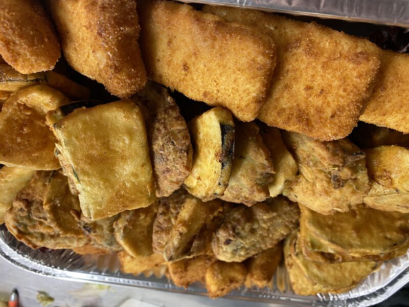 Vorspeisen: Zucchini, Auberginen, Zucchinifrikadellen und Feta Saganaki 