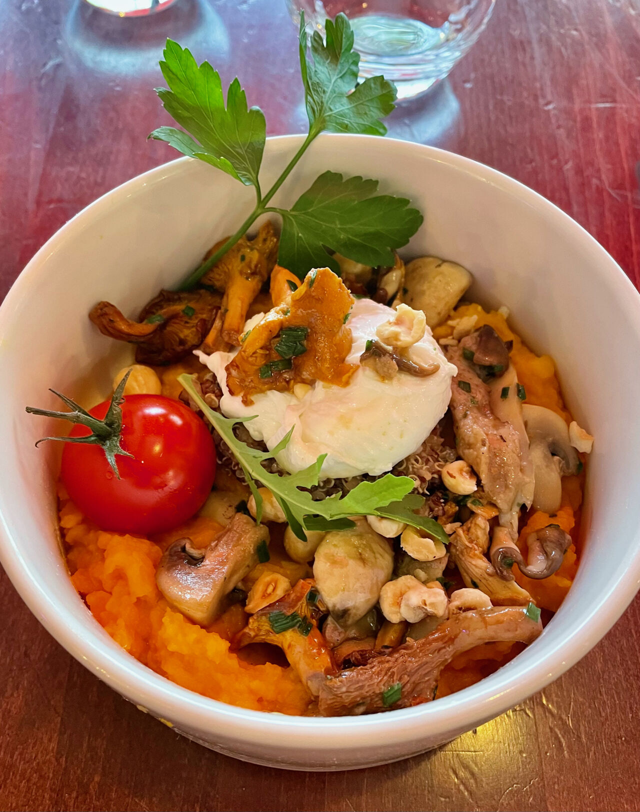 Le Végé bowl : oeuf poché, crème de butternut, champignons, noisettes et quinoa
