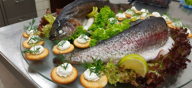 Pochierte Lachsforelle mit Sahnemeerrettich auf Cracker