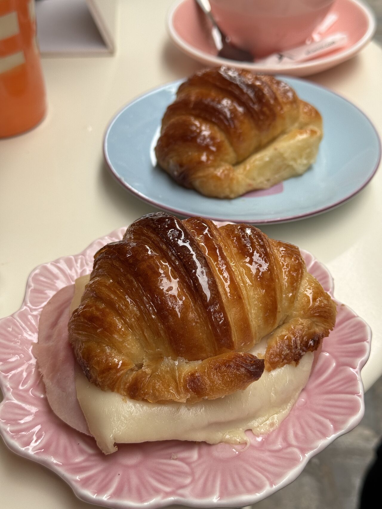 Medialuna con jamón y queso